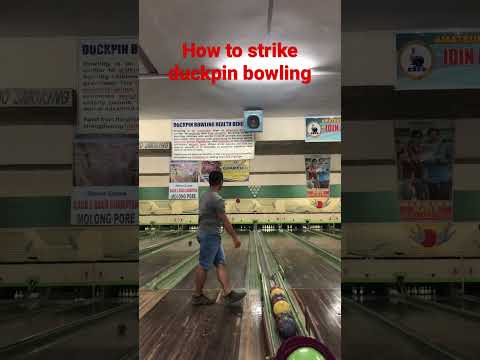 How to strike duckpin bowling?
