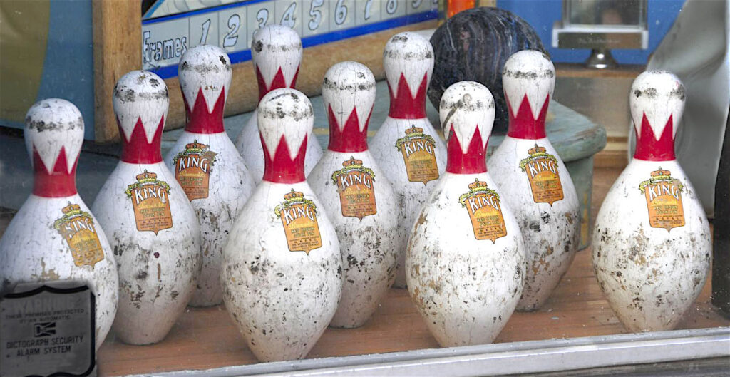This image is of a set of duckpin and ball.