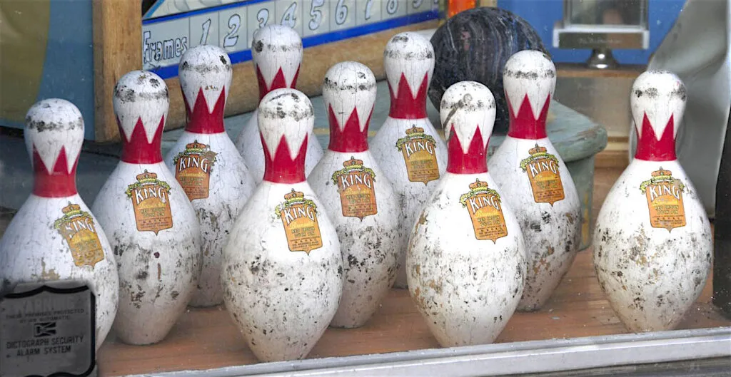 This image is of a set of duckpin and ball.