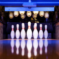 Game of nine pin bowling where knocking down nine or more pins counts as a strike in the single-pin scoring system.
