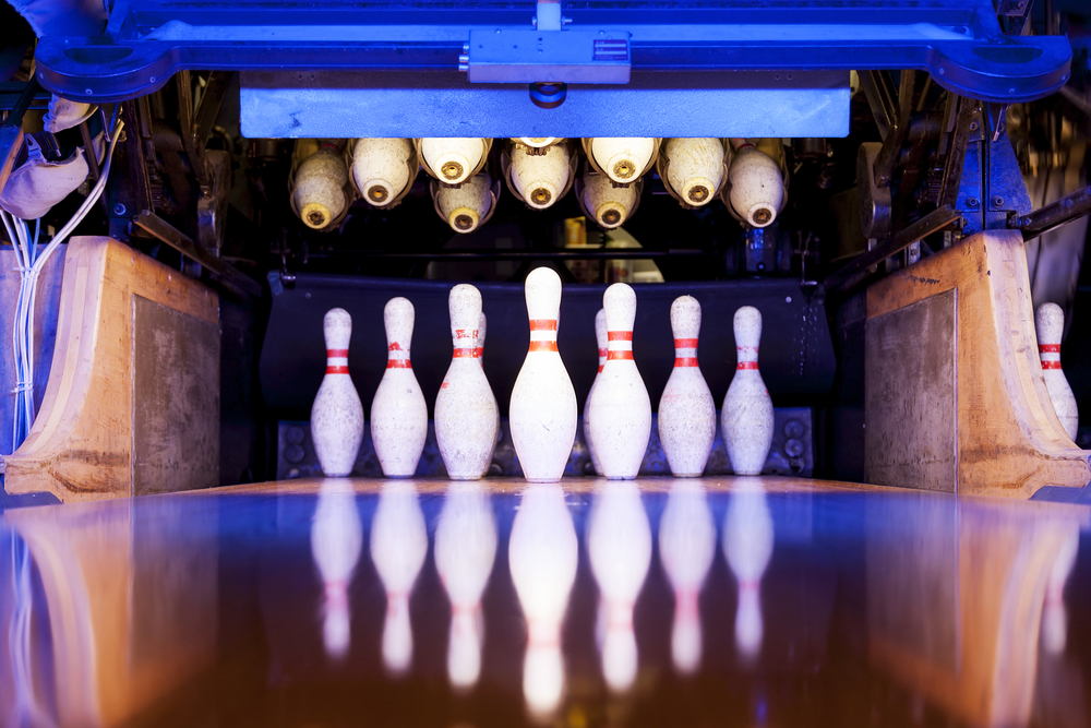 Game of nine pin bowling where knocking down nine or more pins counts as a strike in the single-pin scoring system.