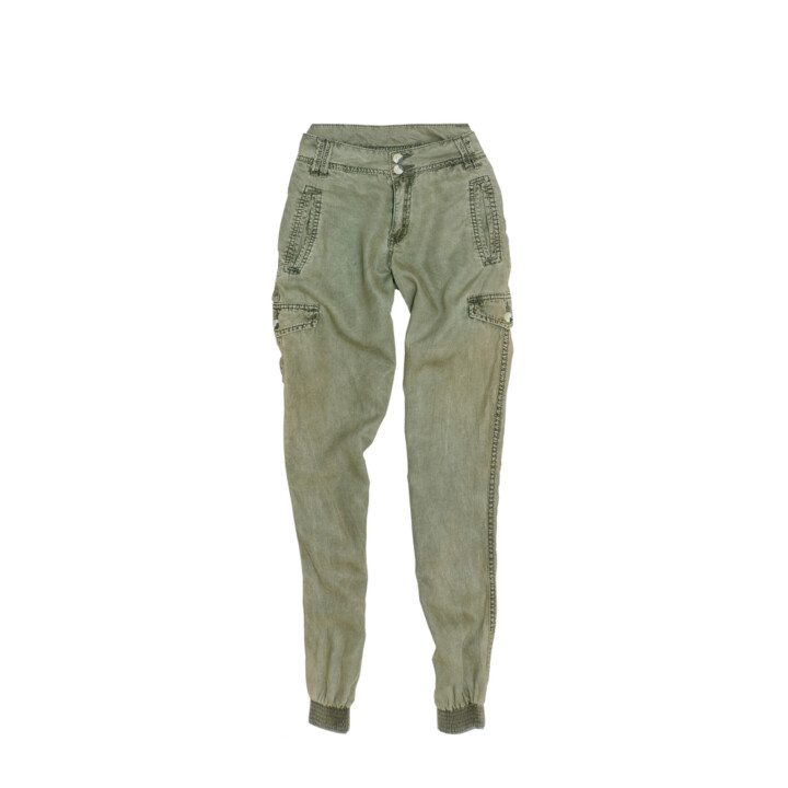 What to Wear on a Bowling Date? Outfits Ideas for Guys and Girls