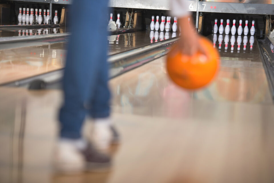 What are the four basic shots in bowling and how to do them