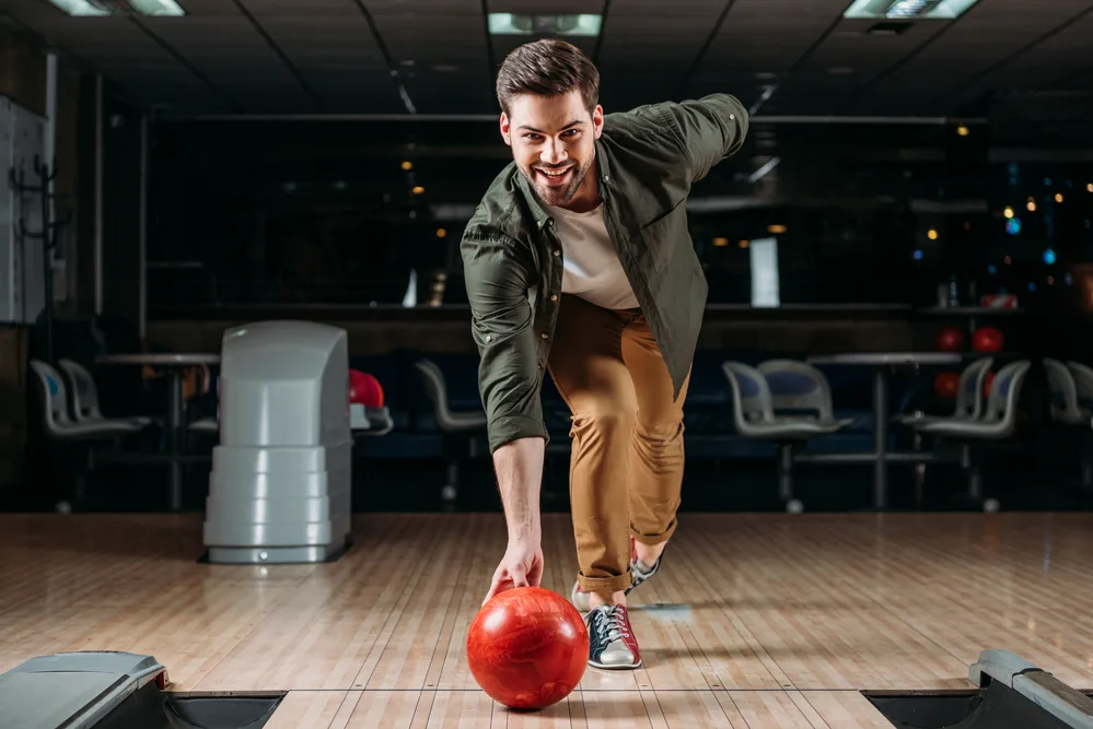 Starting with the foot on the same side as his bowling arm, the bowler in the green shirt took three steps in the approach area.