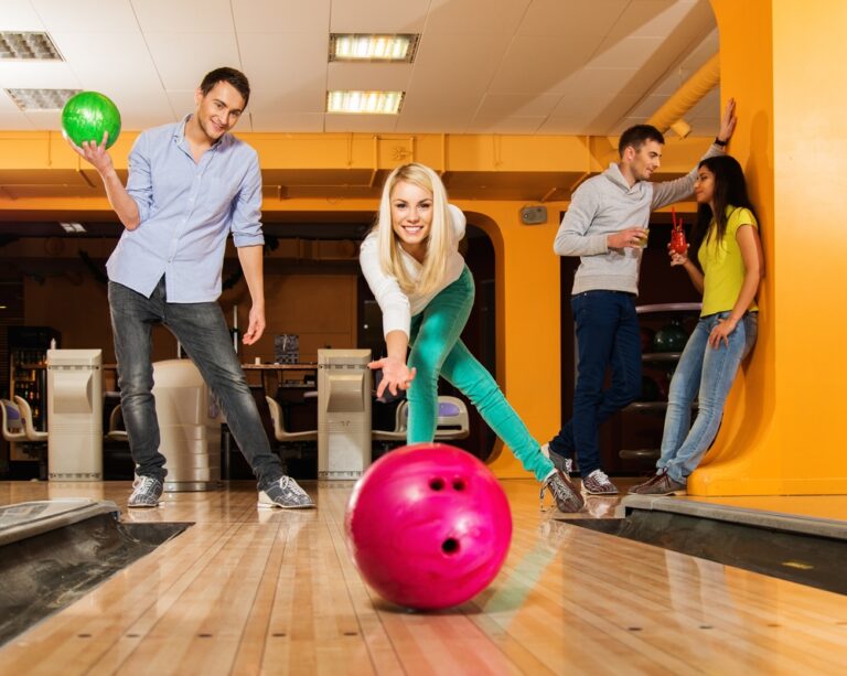 12 Bowling Etiquette Rules, Do’s & Don’ts for Beginners