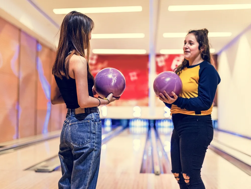 The two ladies have decided to include other players into their practice.