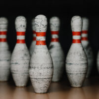 A 10-pin bowling pin weight is a maximum of 3lbs and 10oz.