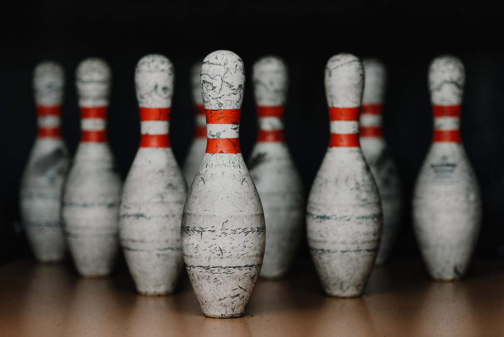 A 10-pin bowling pin weight is a maximum of 3lbs and 10oz.