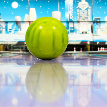 Bowling ball without holes