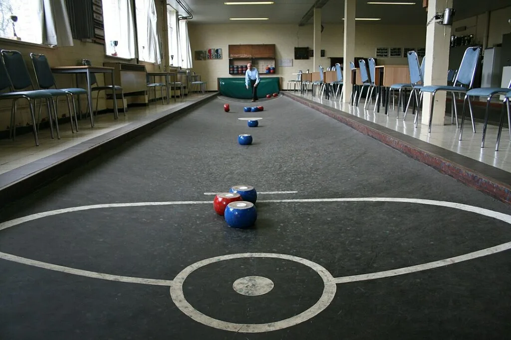 Tra or feather bowls is a western belgium tradition. It's a various of lawn bowls that's played indoors on a concave lane with heavier balls