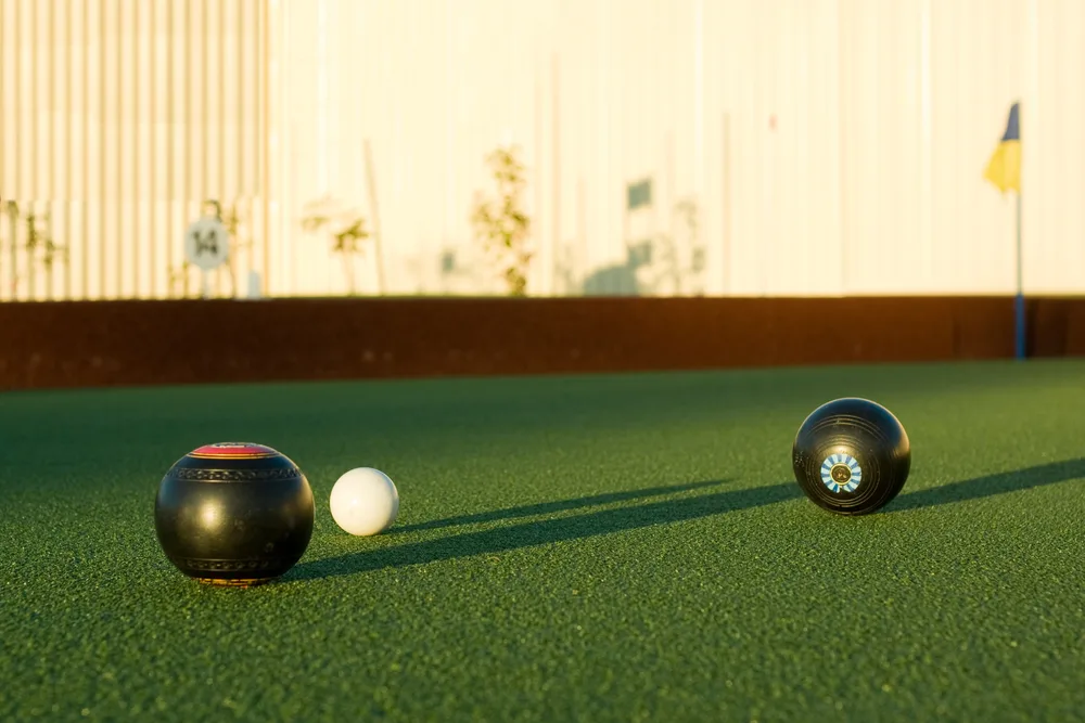 Two opponents bowls have different color, red and blue and different grips