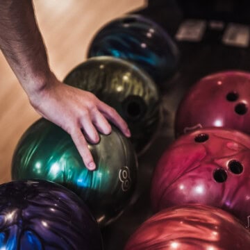 Bowling balls on ball return